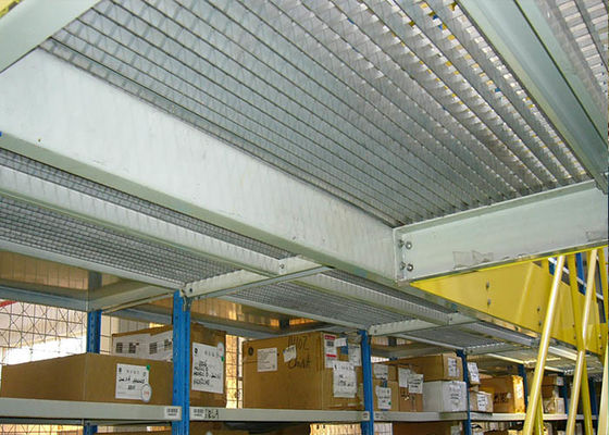 System półek pomiędzy podłogami magazynów, specjalnie zaprojektowane półki metalowe do przechowywania.