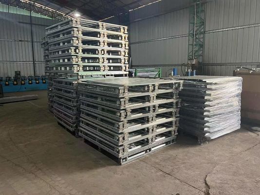 Producenci palet stalowych zgalwanizowanych do magazynowania, zgodnych z wózami widłowymi