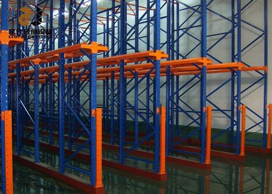 500-4000 kg/pallet Wprowadzenie i przeprowadzenie przez regały
