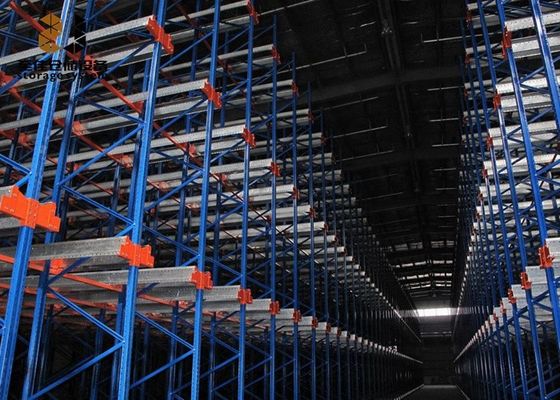 Łatwe zainstalowanie napędu w półkach palet / przepływ przez system półek palet