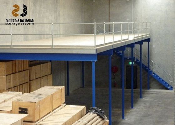 Bezpieczna konstrukcja stalowa, podłogi przemysłowe, zmontowana platforma magazynowa.